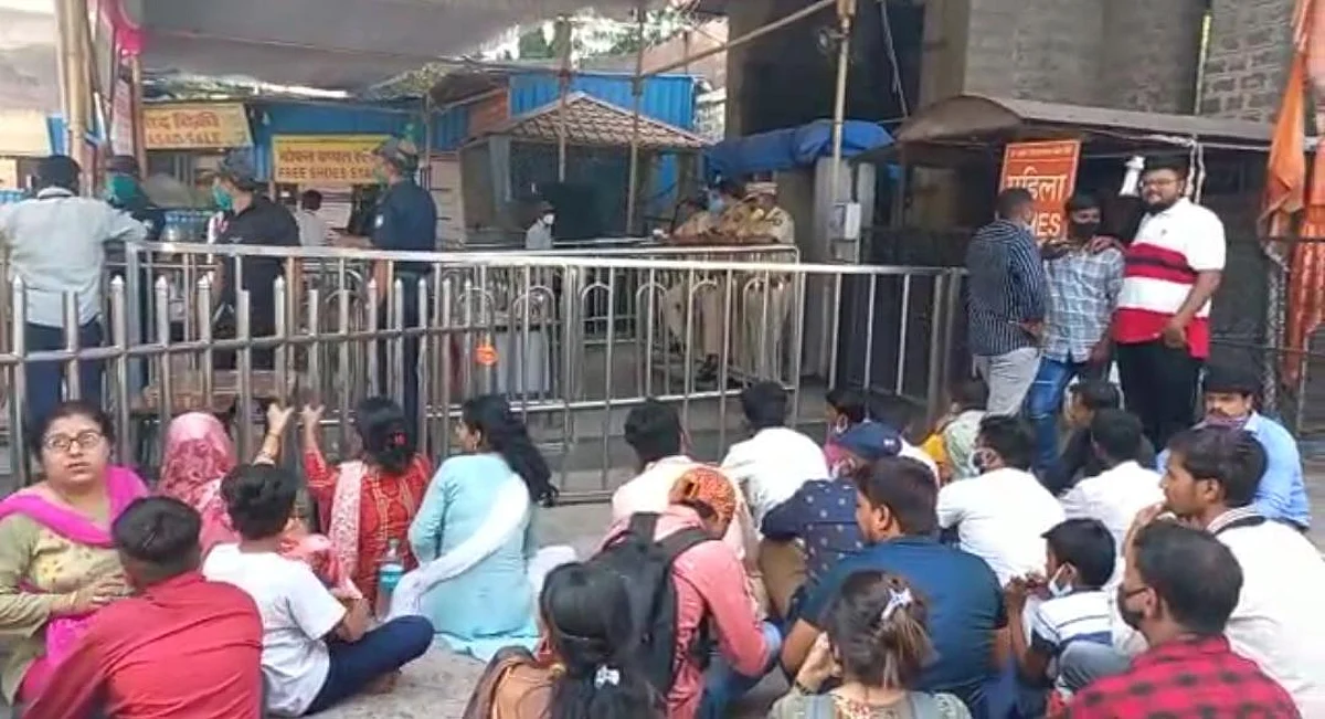 साईभक्तांना दर्शन देण्यासाठी संस्थानचे नियोजन ठरले कुचकामी
