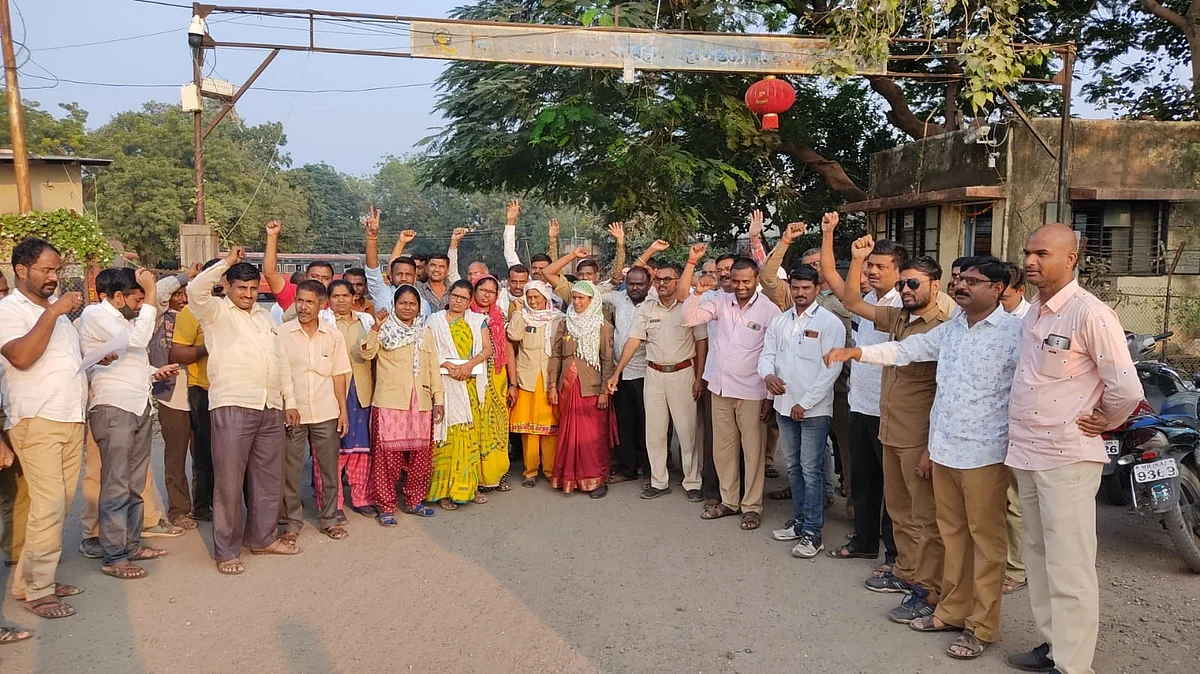 एसटी संपावरुन सरकारकडून पहिली कारवाई, कर्मचारी संतप्त
