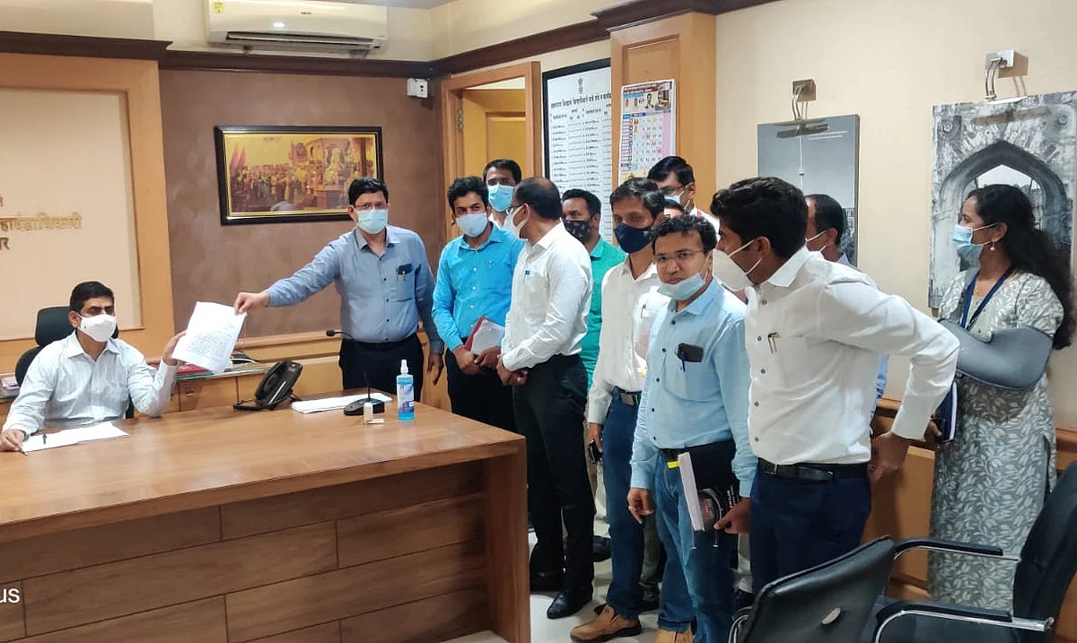 प्रांताधिकार्यांना झालेल्या धक्काबुक्कीचा नगरमध्ये निषेध