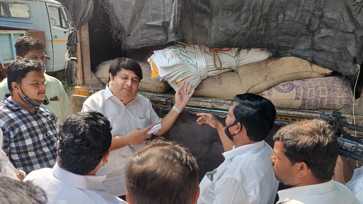 नवलेवाडी परिसरात अवैध धान्यसाठा आढळला