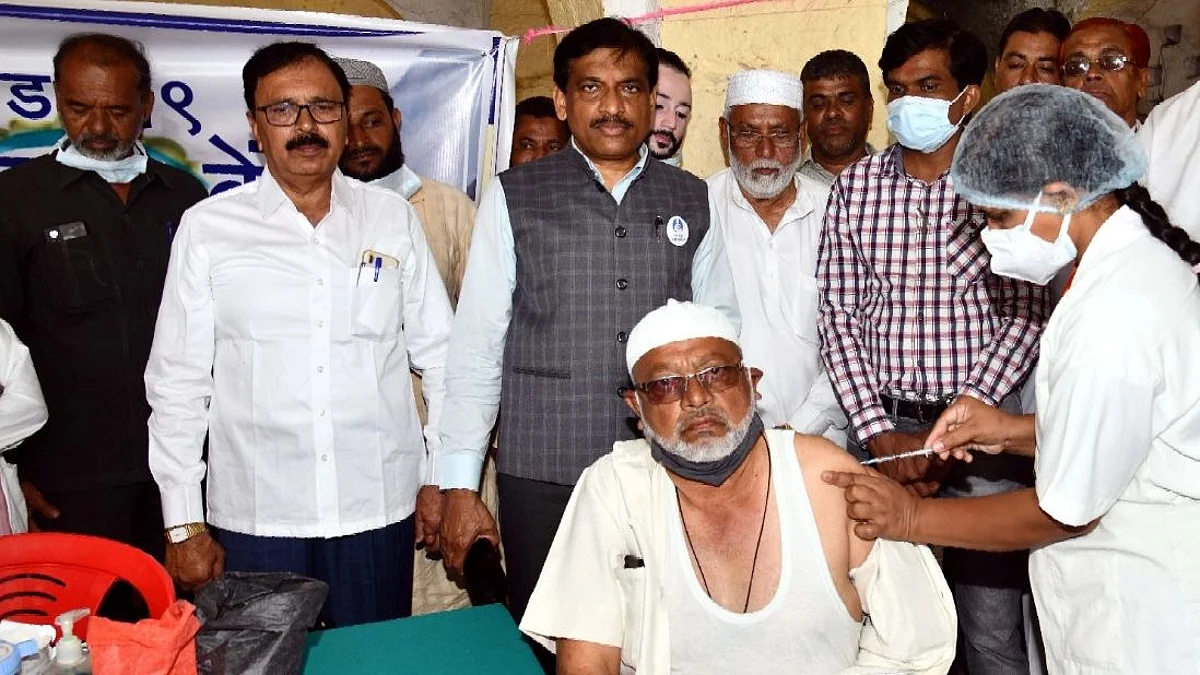 लसीकरणाला प्रोत्साहित करण्यासाठी जिल्हाधिकारी गावागावात