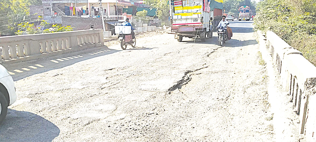 अमरावती नदी पुलाजवळील रस्ता दुरुस्तीला मुहूर्त मिळेना