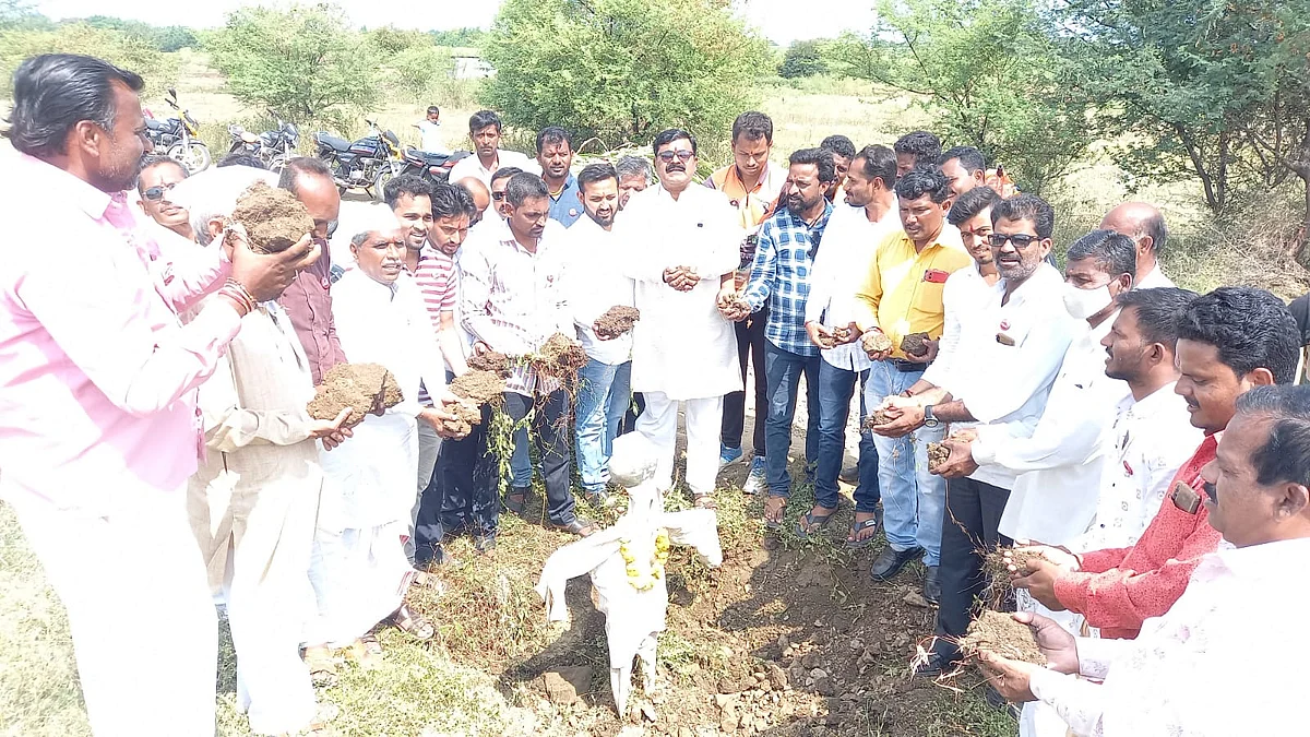 स्वतंत्र भारत पक्षाने दिली सरकारला मूठमाती