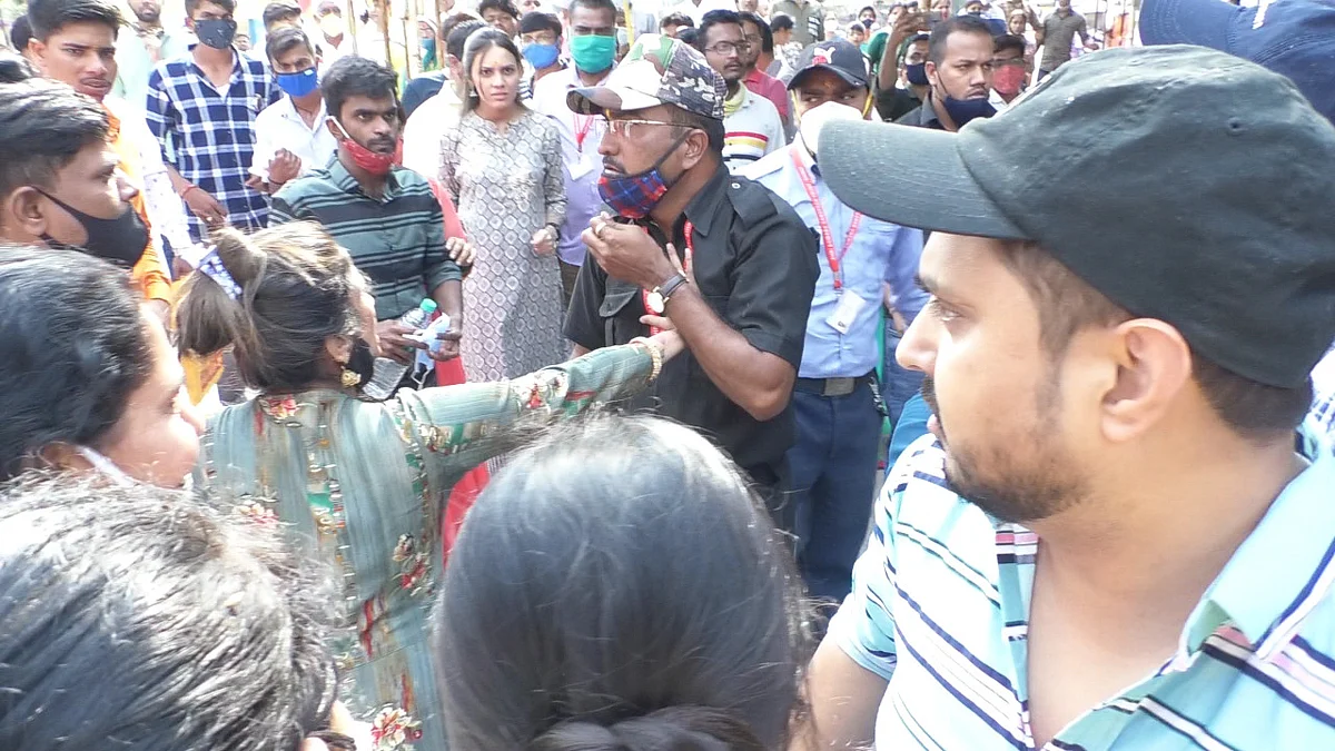 साईदर्शन मिळावे म्हणत त्रस्त भाविकांचा चार नंबर गेटवर ठिय्या