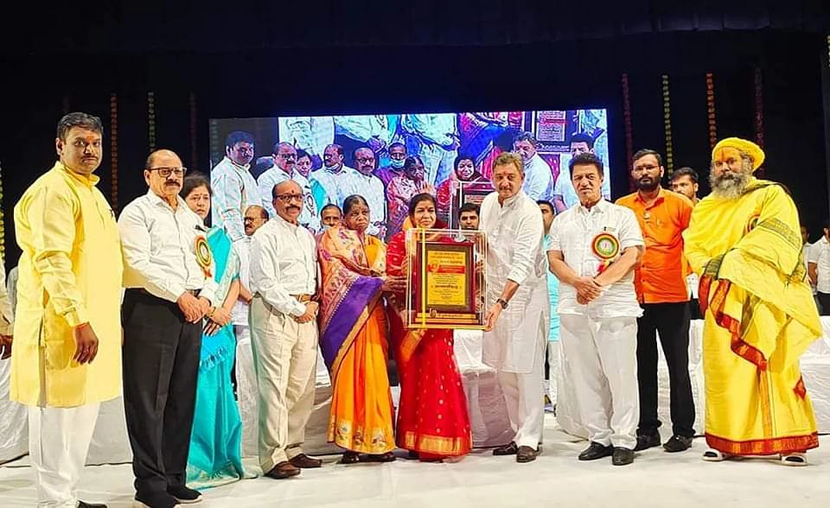 सौ. दुर्गाताई तांबे यांना कर्मयोगी श्री संत गाडगे महाराज जीवन गौरव पुरस्कार प्रदान