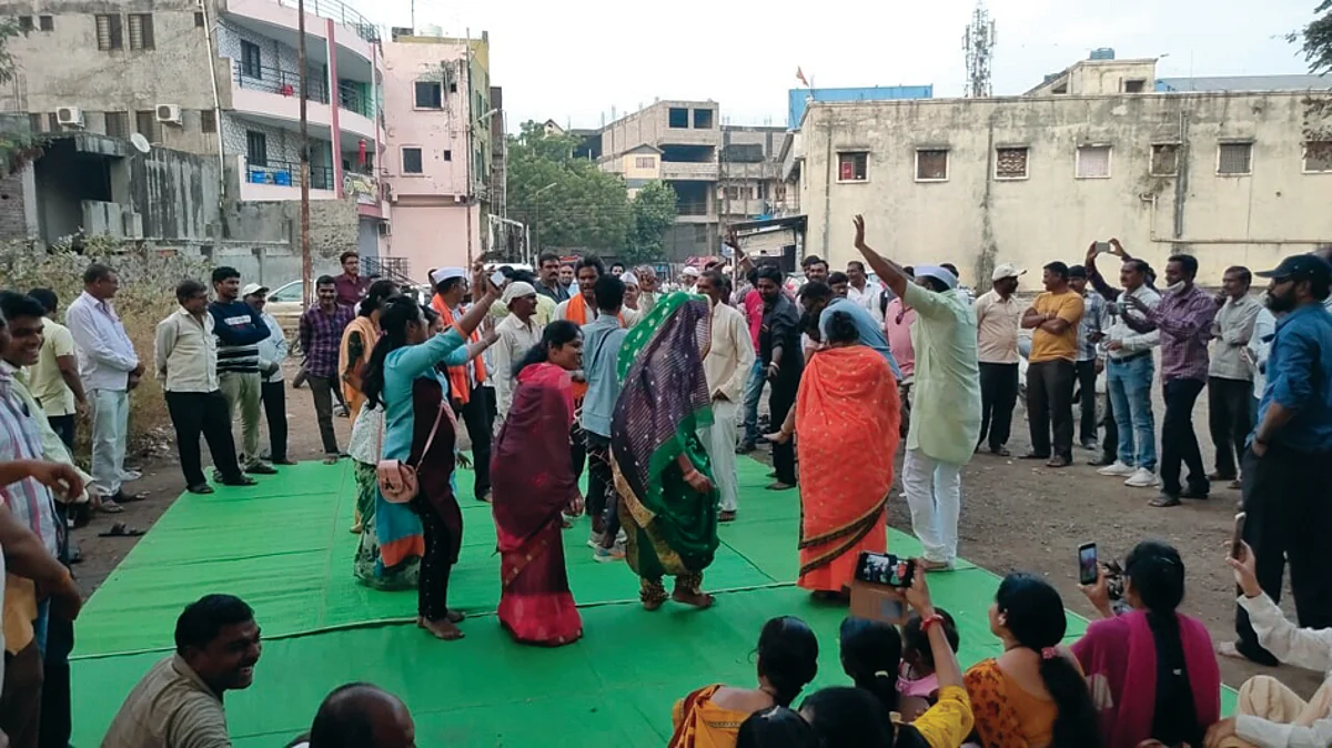 नंदुरबारात संपकरी एस.टी.कर्मचार्यांनी घातला ‘गोंधळ’