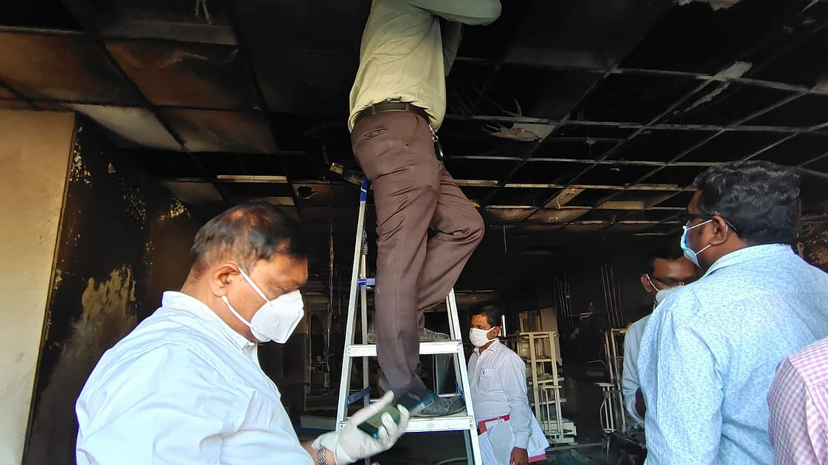 जिल्हा रूग्णालयातील आगीचे कारण शोधण्यासाठी 'या' अधिकाऱ्यांचे पथक नगरमध्ये
