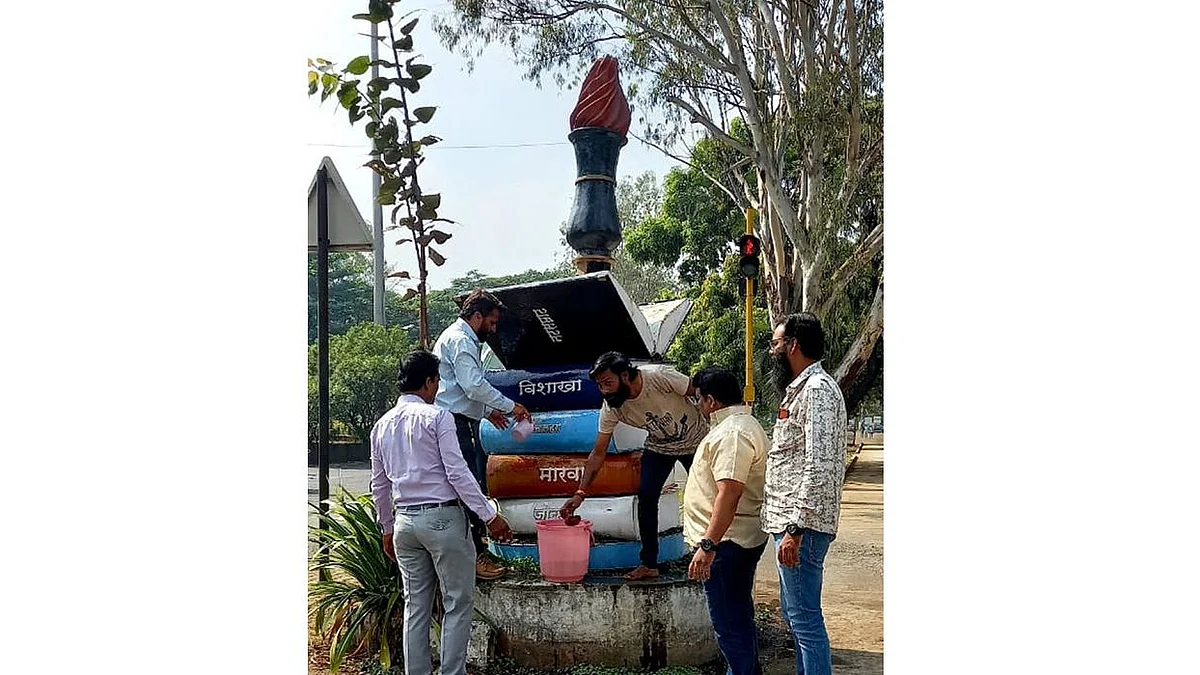 मनसेने कडून कादंबऱ्यांच्या स्मृतिस्तंभाची साफसफाई