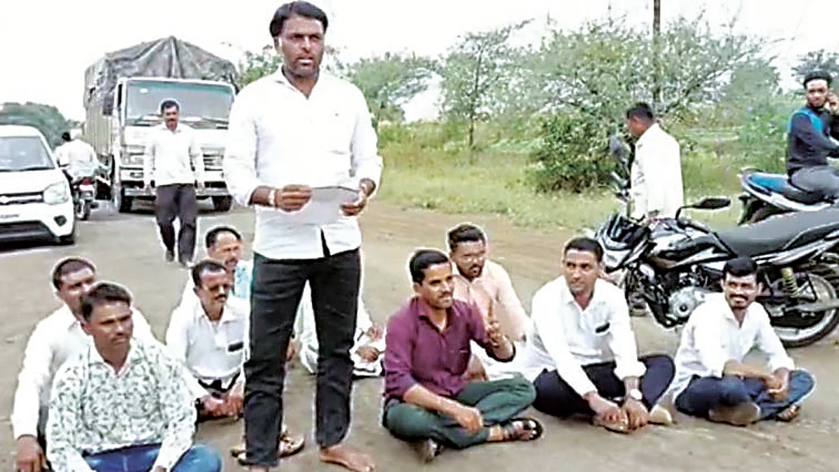रस्ता दुरुस्तीसाठी खड्यात आंदोलन