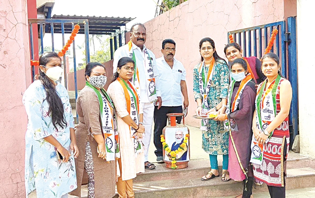 जळगावात राष्ट्रवादी युवती काँग्रेसतर्फे
पंतप्रधानांच्या प्रतिमेचे औक्षण