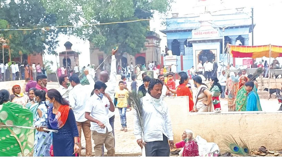कार्तिक स्वामी मंदिरात दर्शनासाठी भाविकांची गर्दी