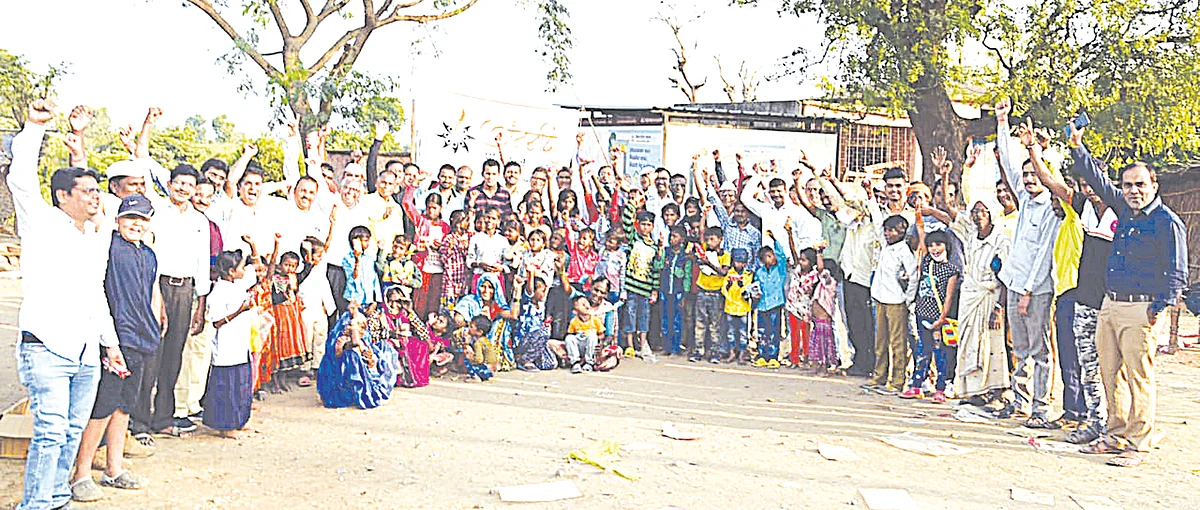 सातपुड्यात 375 जणांना फराळासह नवीन कपडे वाटप