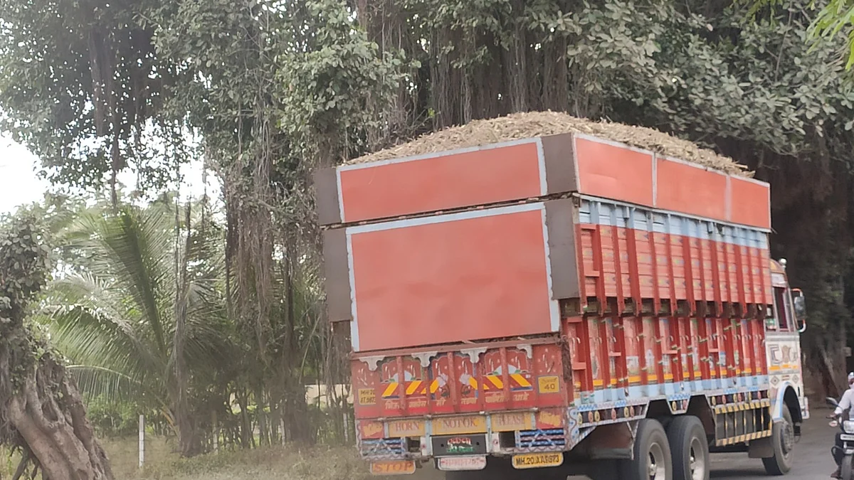 ऊस वाहतुकदारांचा शेतकर्यांच्या प्रपंचाशी तर प्रवाशांच्या जिवाशी खेळण्याचा प्रकार