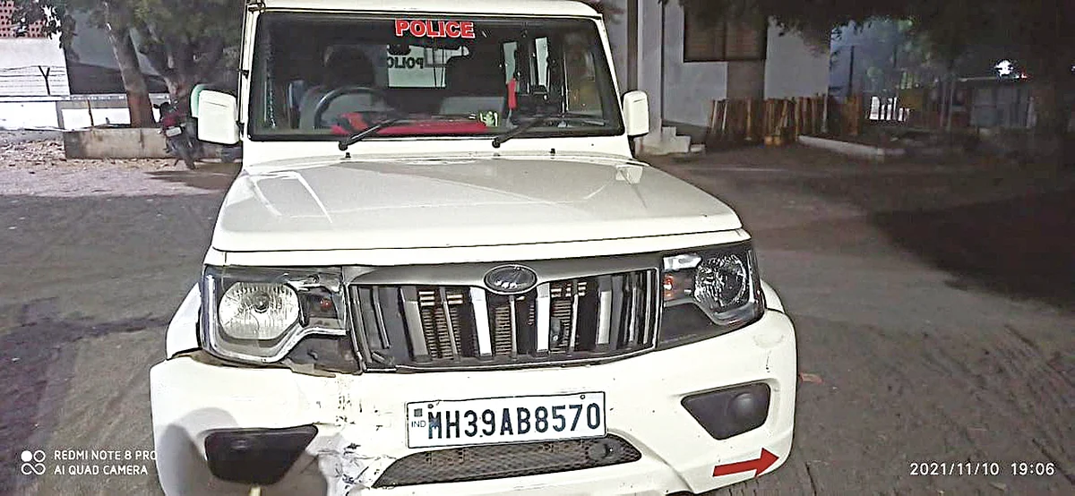 पाठलाग करणार्या पोलीसांच्या वाहनाला ठोस मारून चोरटे पसार