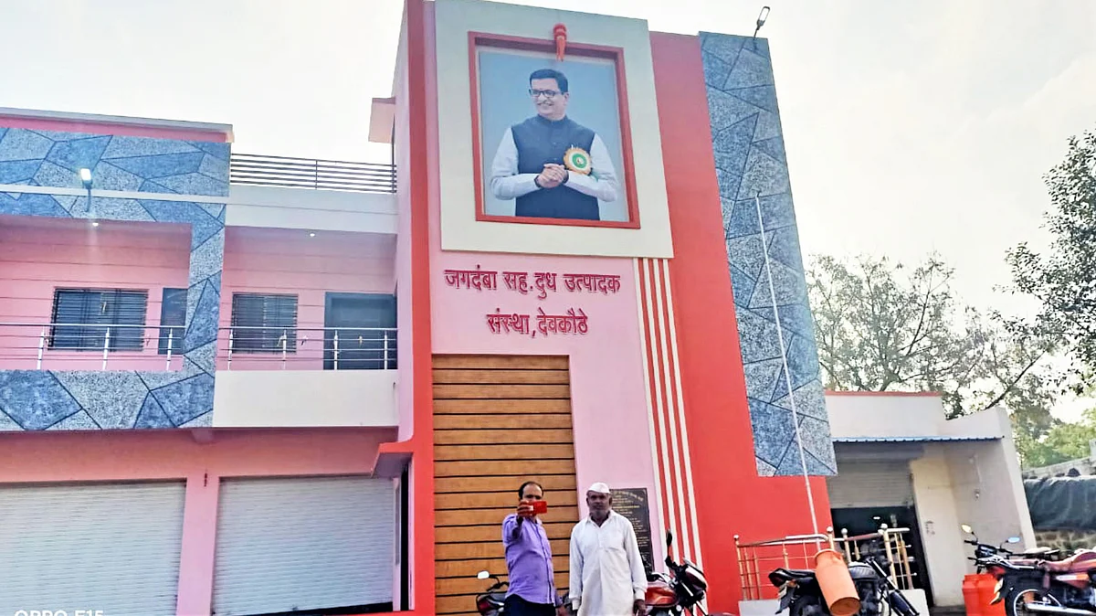 देवकौठे येथे महसूलमंत्री थोरात यांची छबी असलेले छायाचित्र ठरले आकर्षण