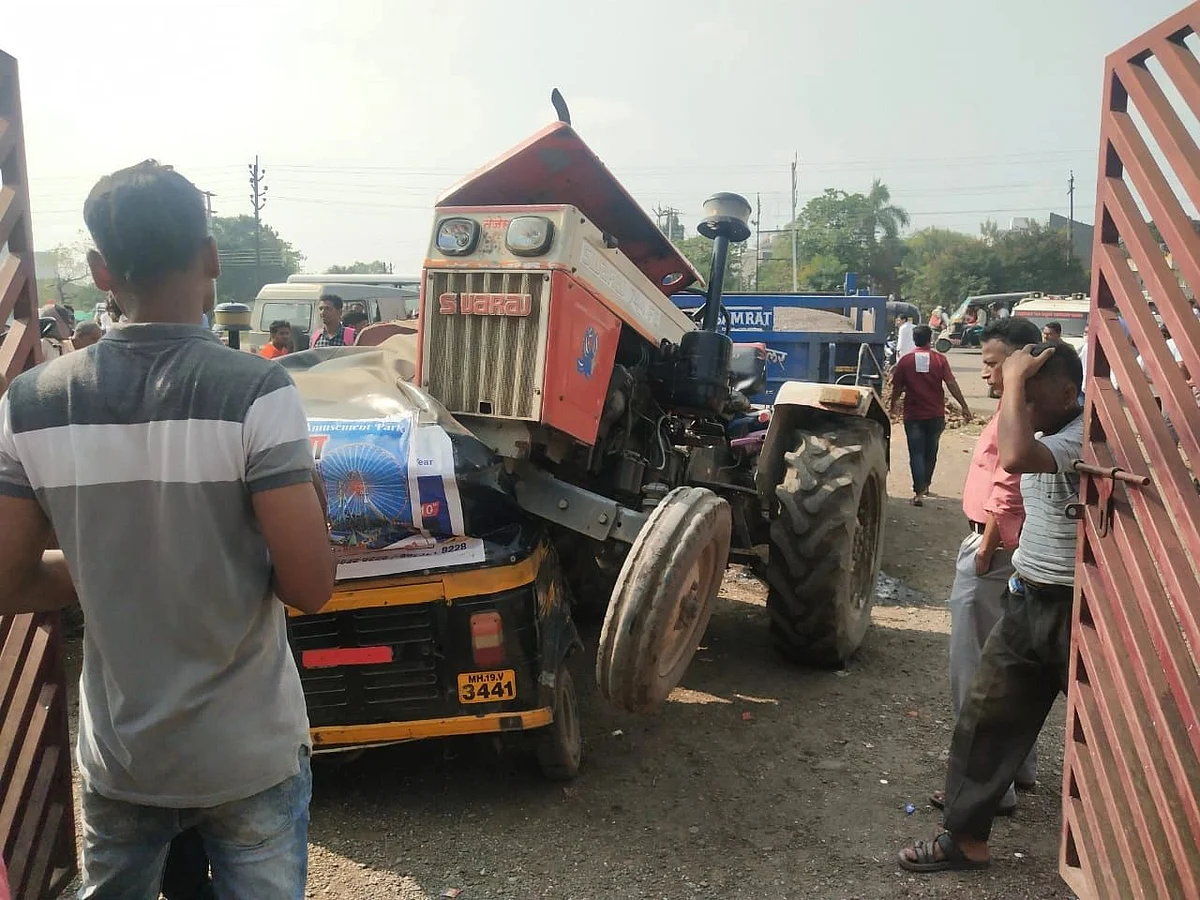 महसूल कर्मचार्यांच्या पाठलागामुळे वाळूच्या ट्रॅक्टरने रिक्षाला उडविले