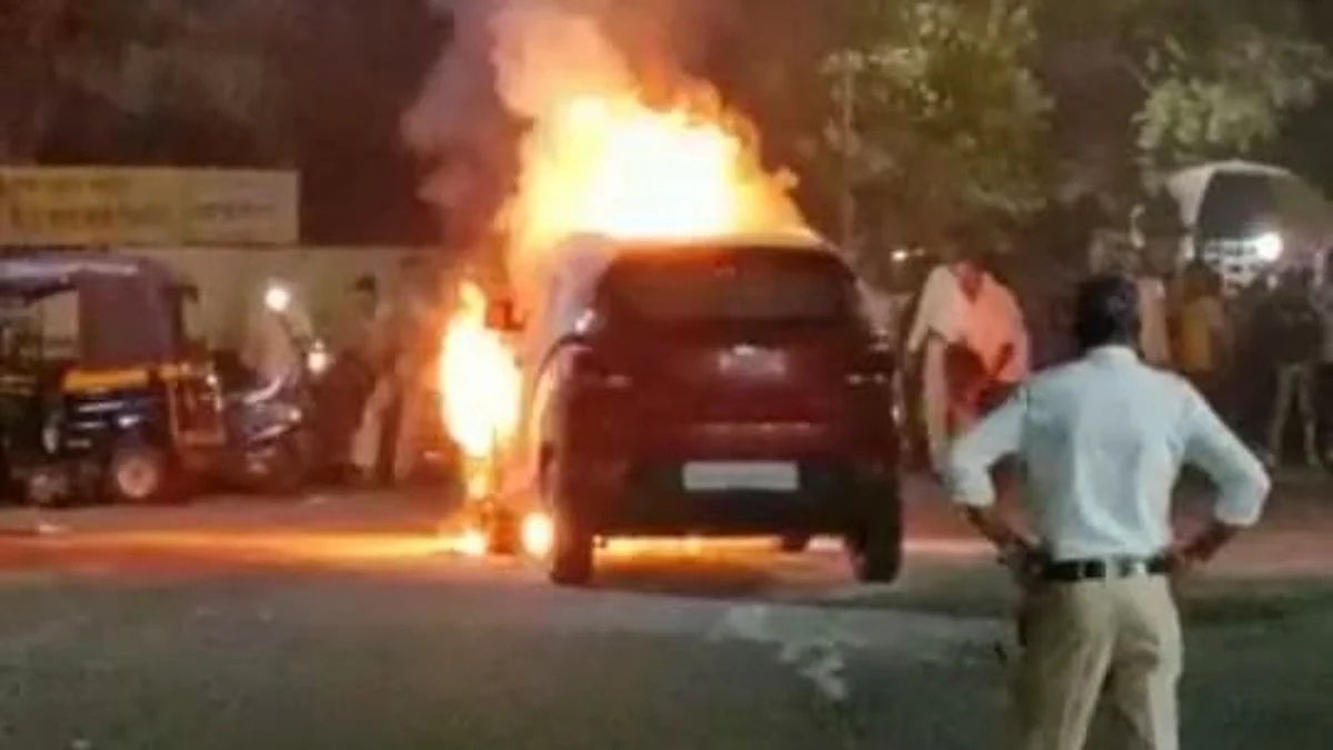 नाशिकच्या तुफान गर्दीत 'द बर्निंग कार'; मोठा अनर्थ टळला