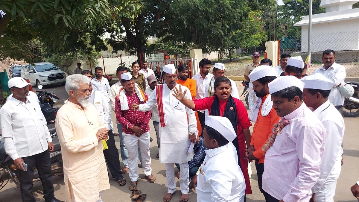 दिवाळीच्या दिवशीच कृषिमंत्र्याच्या घरासमोर
शेतकऱ्यांचे आंदोलन