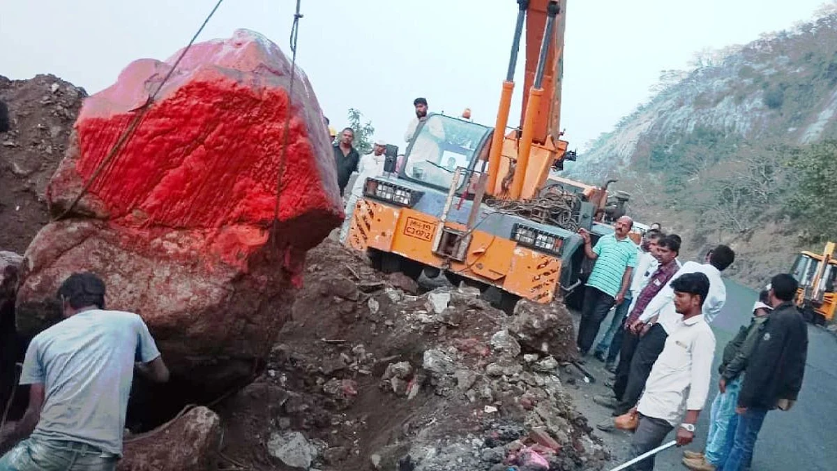 चाळीसगाव : कन्नड घाटाच्या निर्मितीपासूनचे म्हसोंबा मंदिर हलविले