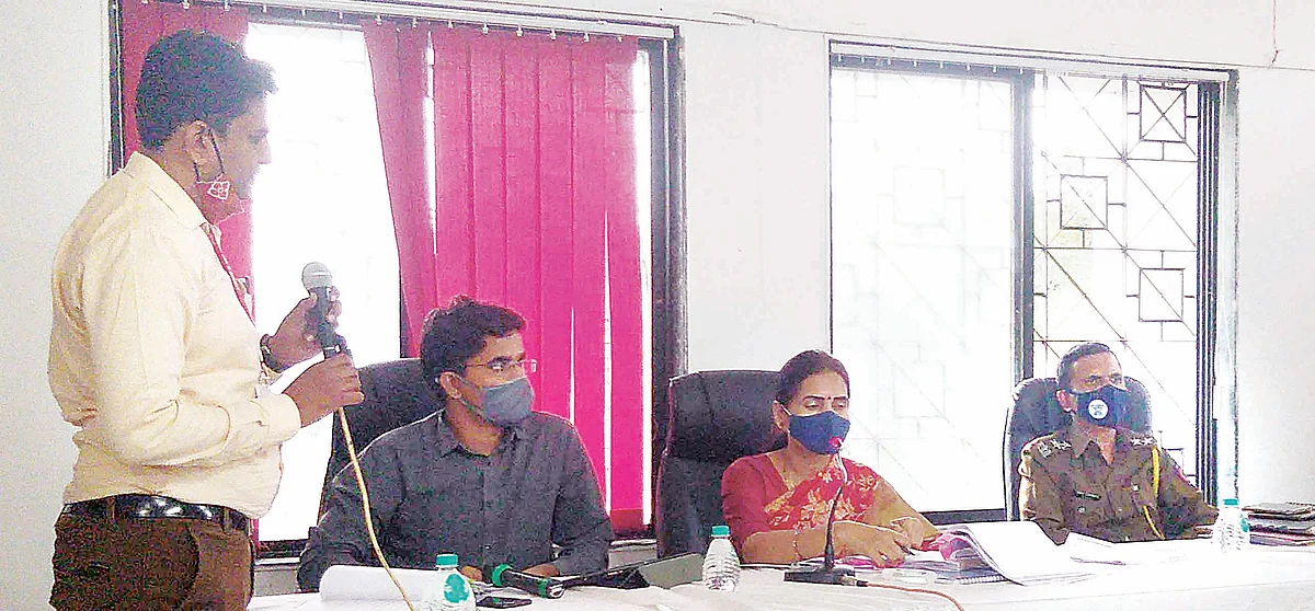 ‘अधिकार्यांनो पगाराइतके काम करा’ : डॉ. पवार