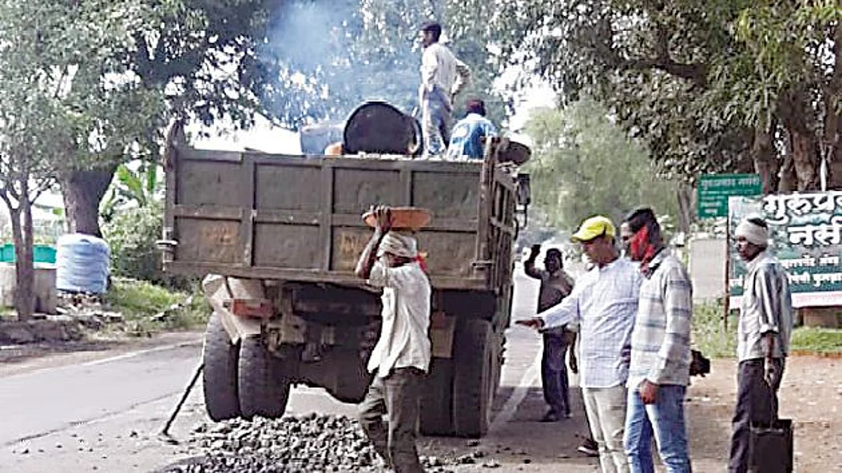 उपोषणाचा इशारा देताच रस्त्याचे काम सुरू