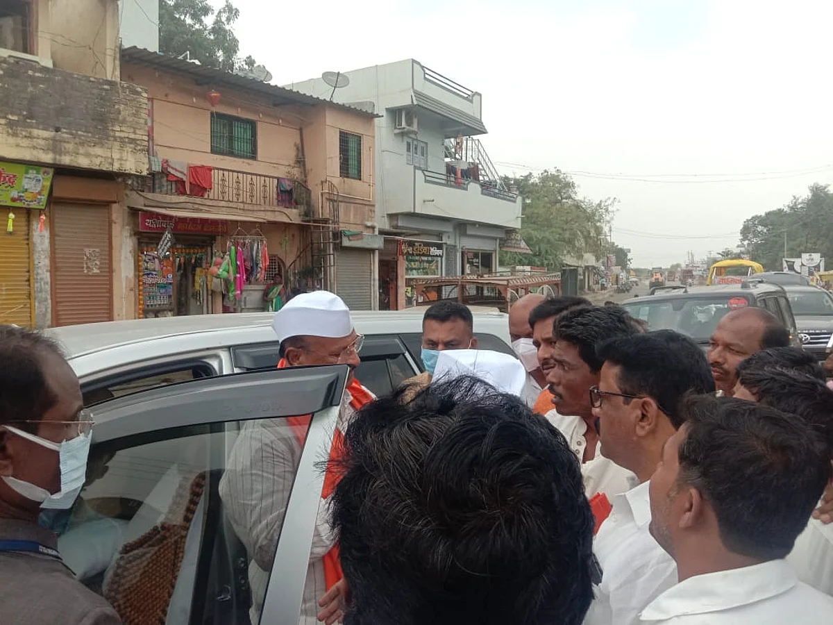 सेनेच्या मंत्र्यांना शिवसैनिकांनी रोखले