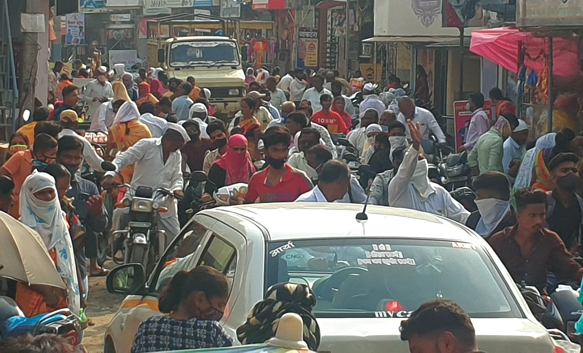 दिवाळीच्या खरेदीसाठी सोनईची बाजारपेठ गजबजली