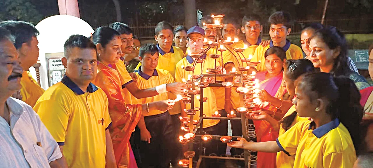 दिव्यांगांच्या हातांनी उजळले चिमुकले श्रीराम मंदिर