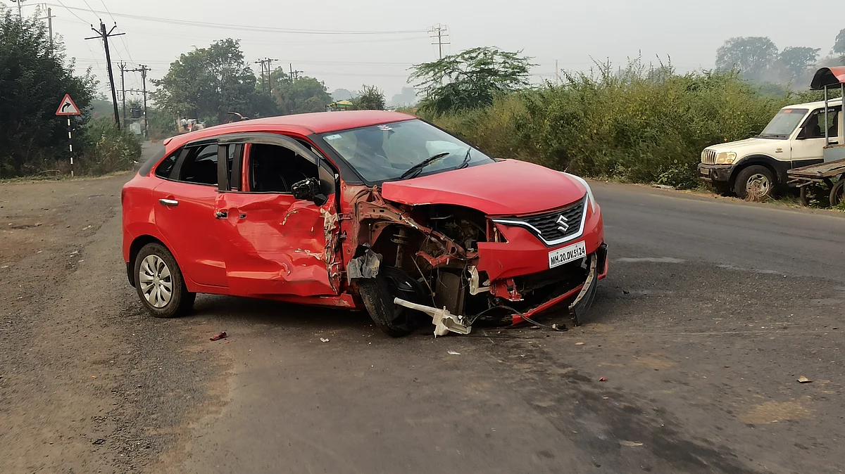 रावेरात कार अपघात;एअर बलून वेळेवर उघडल्याने चौघे बचावले