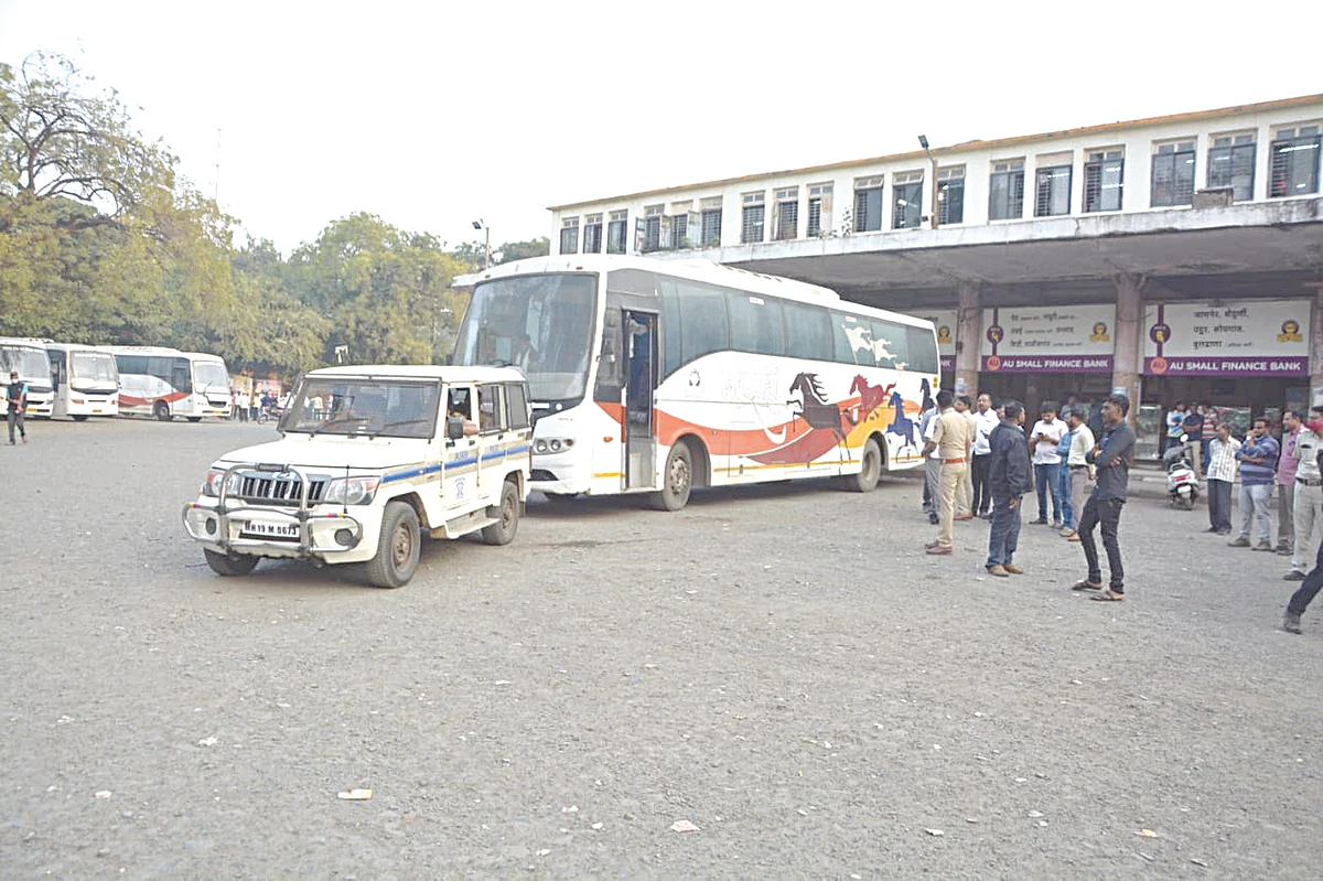 अन् बंदोबस्तात निघाली ‘शिवशाही’
