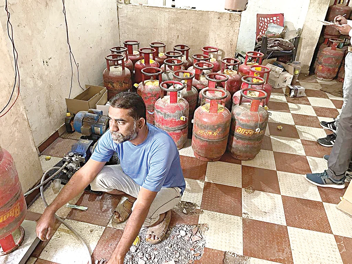 जळगावात होतोय घरगुती गॅसचा काळा बाजार