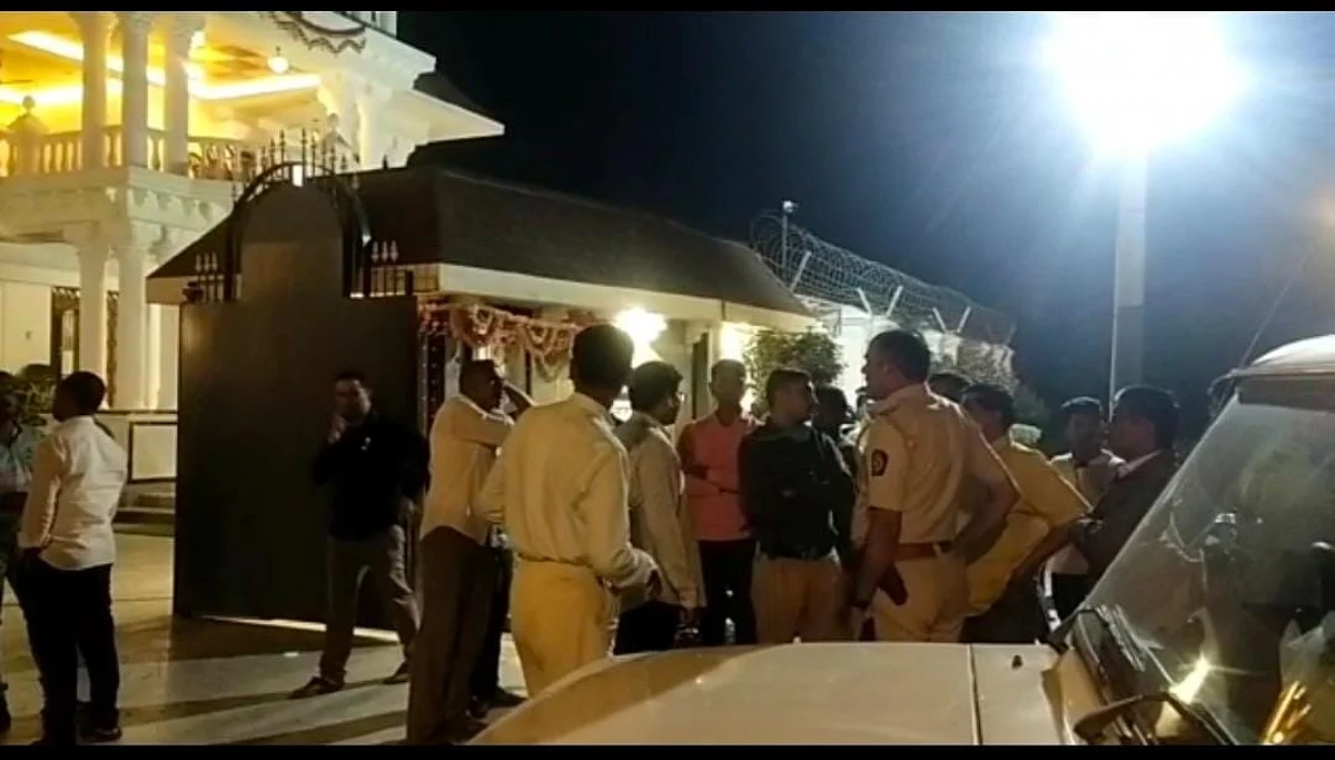 व्यापार्याच्या मुलावर गोळीबार करून पैशाची बॅग पळवली