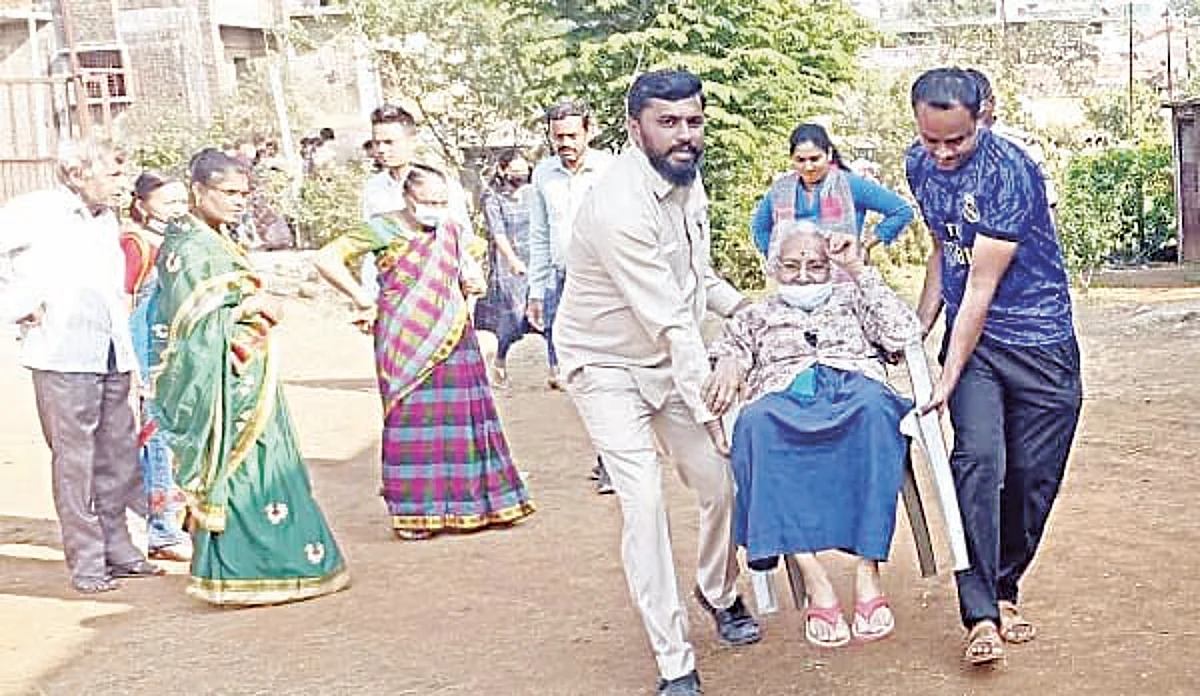 उमेदवारांचे भवितव्य मतपेटीत बंद