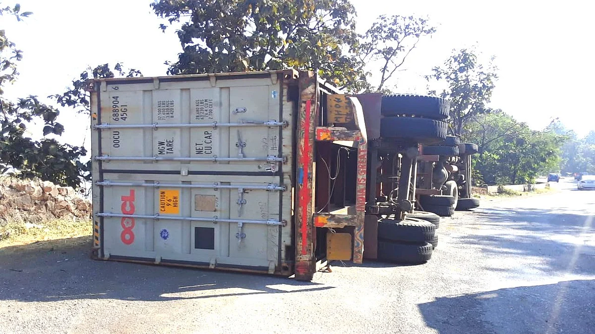 कसारा घाटात कंटेनर पलटी; चालक गंभीर जखमी