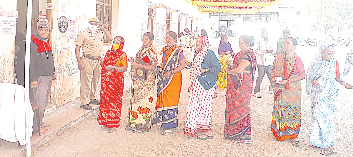 धुळे पोटनिवडणुकीत मतदारांचा उत्साह कमी