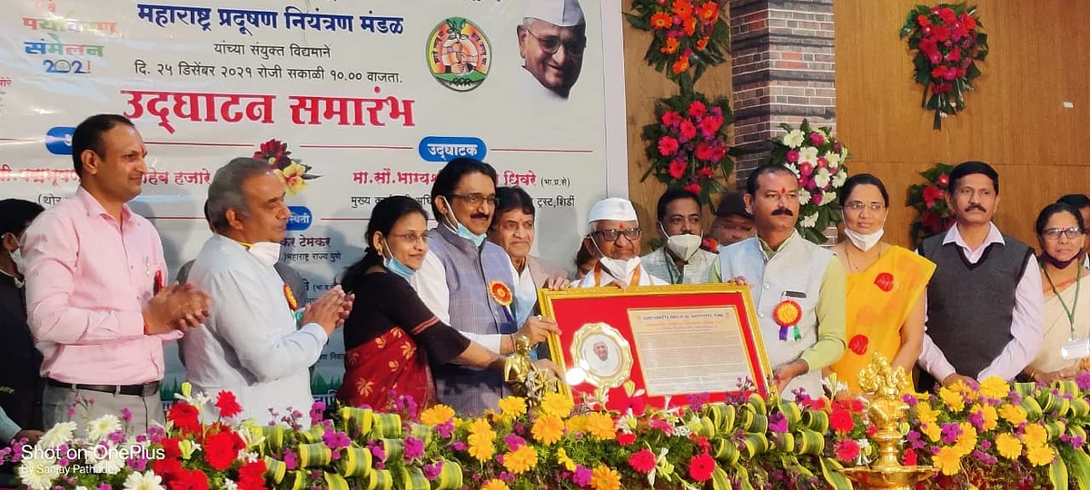 'गांधीयन फिलोसोफी' अवॉर्डने अण्णा हजारे सन्मानित