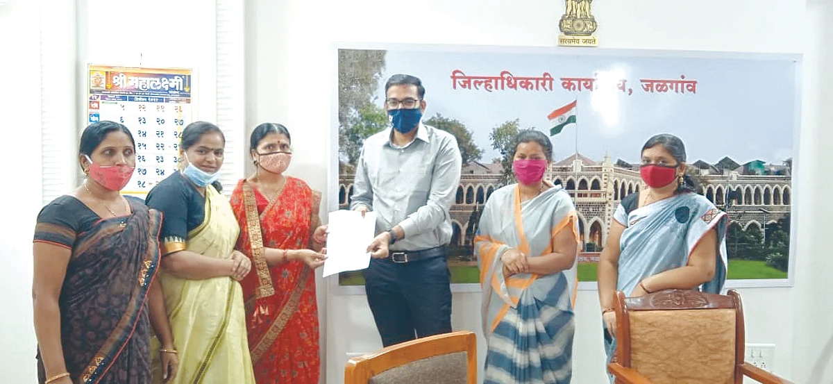 कोरोनामुळे पती गमावलेल्या महिलांचे जिल्हाधिकार्यांना साकडे
