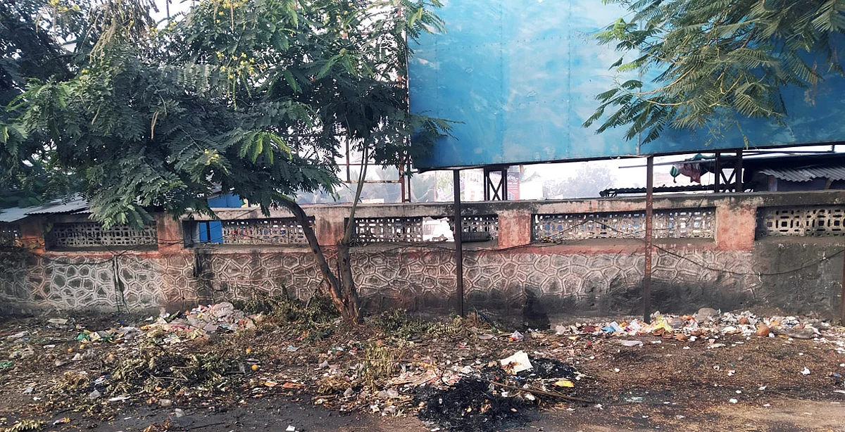 एसटी बसेस बंद असल्यामुळे बसस्थानक परिसरात घाणीचे साम्राज्य