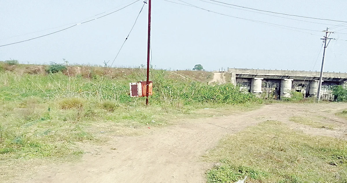 दशक्रिया विधी शेड नसल्याने नागरिकांची परवड