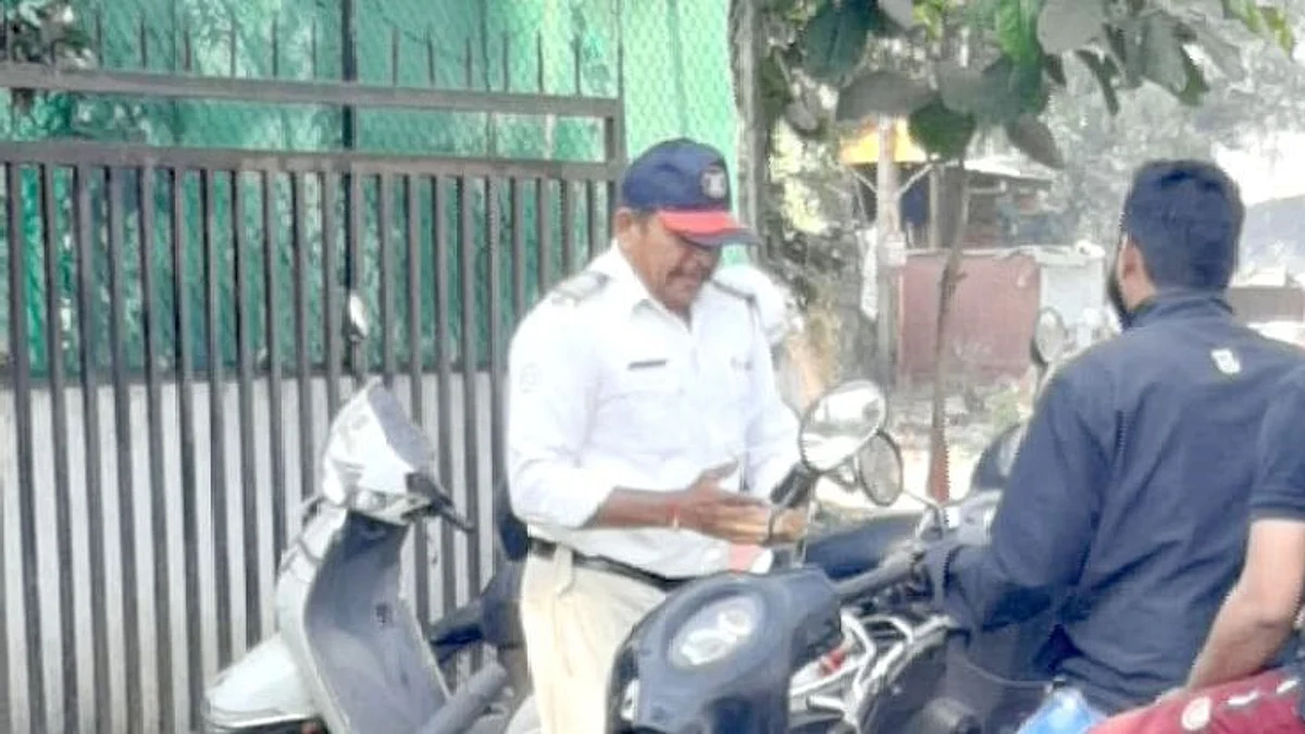 करोनाचे उल्लंघन करत विनाहेल्मेट दुचाकीस्वारांची परीक्षा