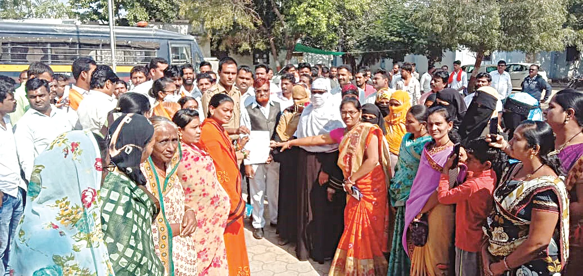 अॅड. रोहिणीताई खडसे व शिवराज पाटील यांना अटक करण्याची मागणी..