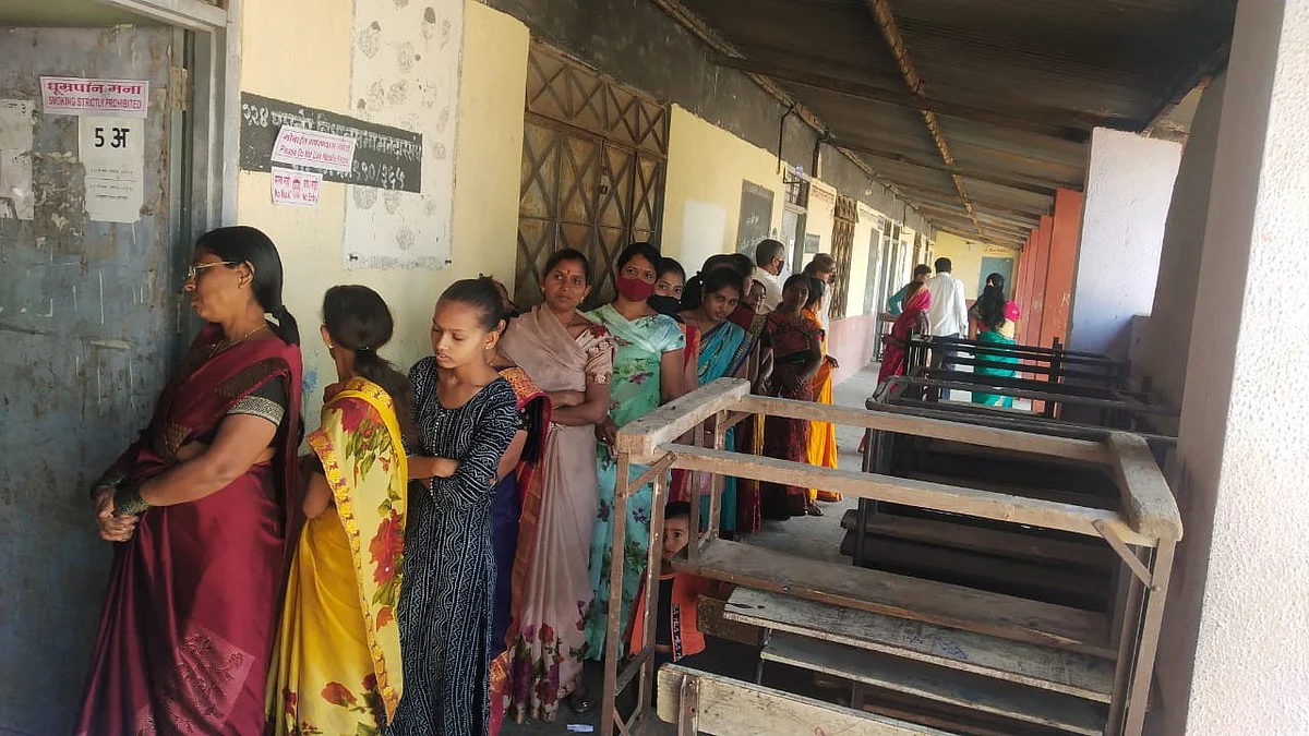 NagarPanchayat Election : पारनेरमध्ये मतदारांचा उत्साह वाढला, पाहा फोटो