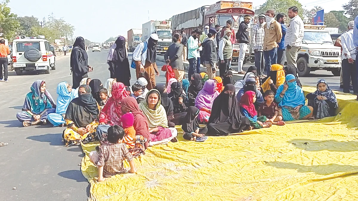 महामार्गावर रास्तारोको आंदोलन