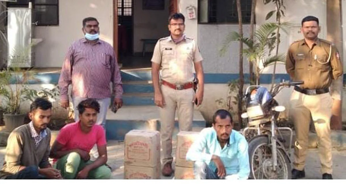 दारू माफियांच्या राजूर पोलिसांनी आवळल्या मुसक्या
