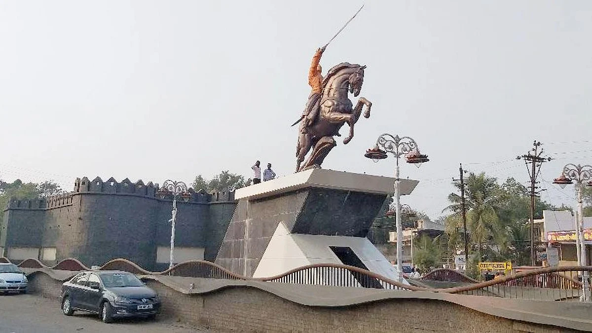 चाळीसगाव : शिवपुतळा अनावरणाचा मुद्दा पेटला