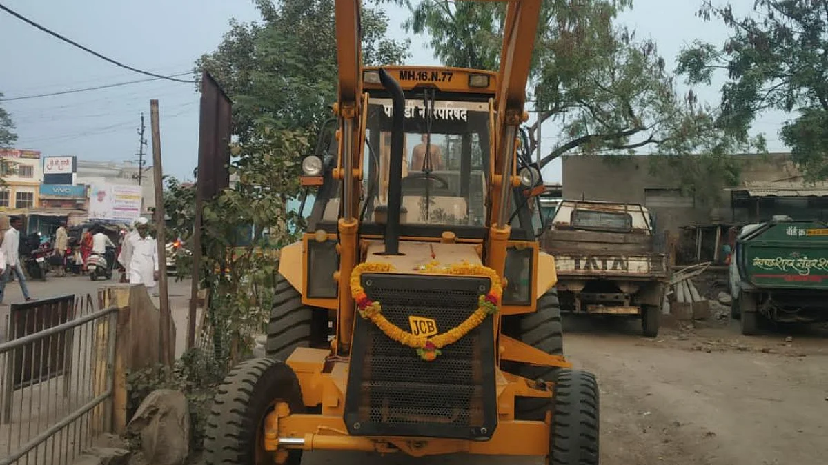 पाच वर्षे गायब असलेला पाथर्डी नगरपालिकेचा जेसीबी अवतरतो तेव्हा...!