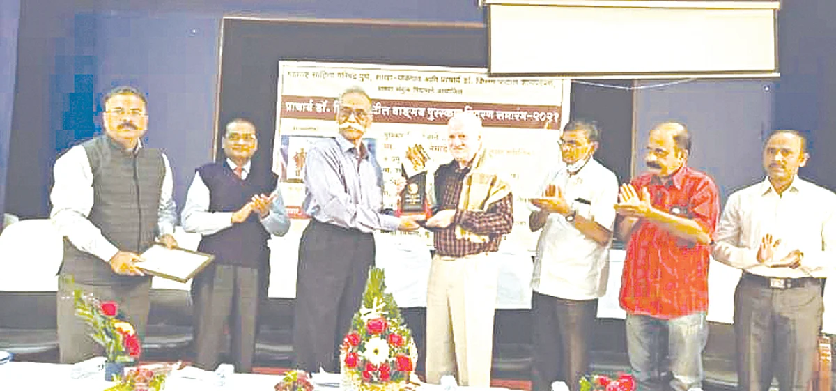 राजकारण्यांच्या राष्ट्रीयत्वाच्या भानगडीत पडू नका