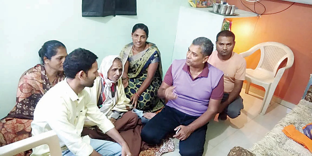 फुलवाल्या आजींच्या भेटीसाठी पोलीस आयुक्त थेट घरी