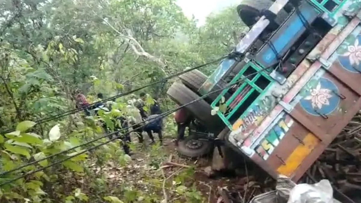 चरणमाळ घाटात 150 फूट दरीत ट्रक कोसळला