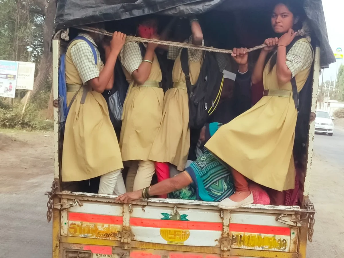 लालपरीची चाके थांबली; विद्यार्थी करतायेत 'धोक्याचा प्रवास'